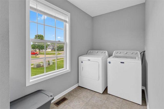 1102 E 18th Street, Kearney, MO 64060