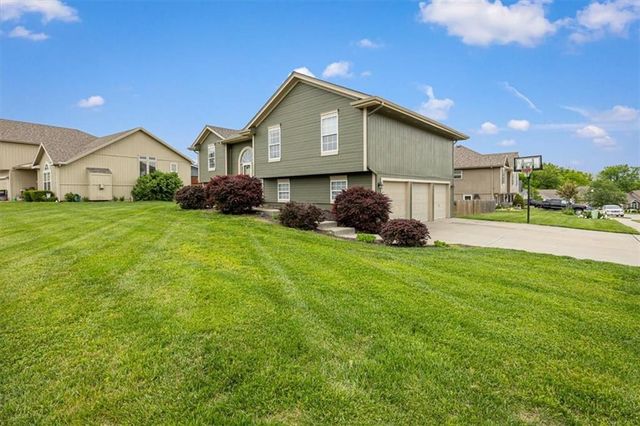 1102 E 18th Street, Kearney, MO 64060