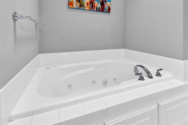 1102 E 18th Street, Kearney, MO 64060