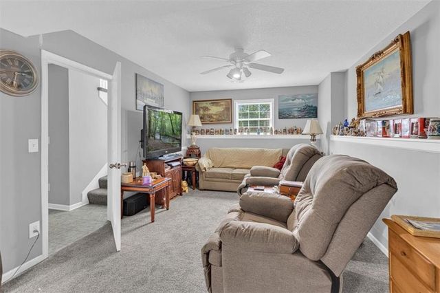 1102 E 18th Street, Kearney, MO 64060