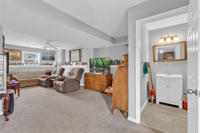 1102 E 18th Street, Kearney, MO 64060