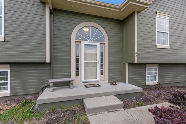 1102 E 18th Street, Kearney, MO 64060