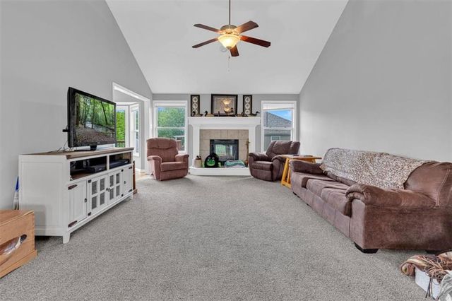 1102 E 18th Street, Kearney, MO 64060