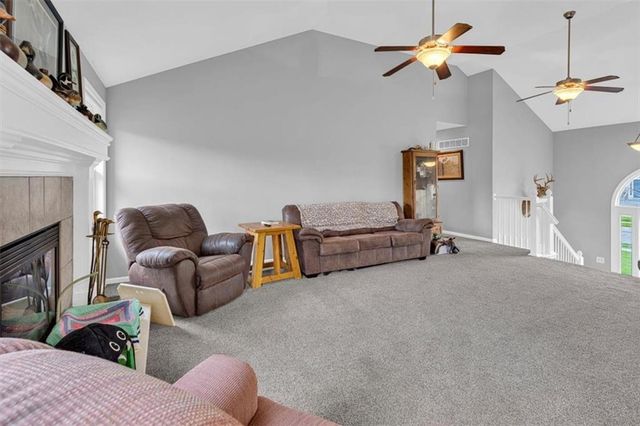1102 E 18th Street, Kearney, MO 64060