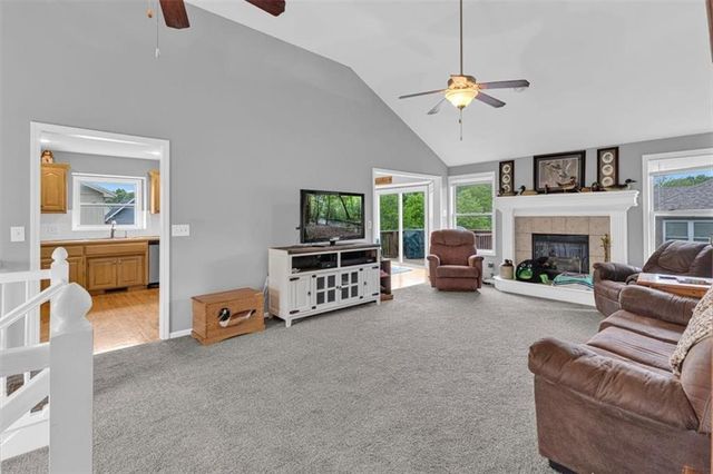 1102 E 18th Street, Kearney, MO 64060