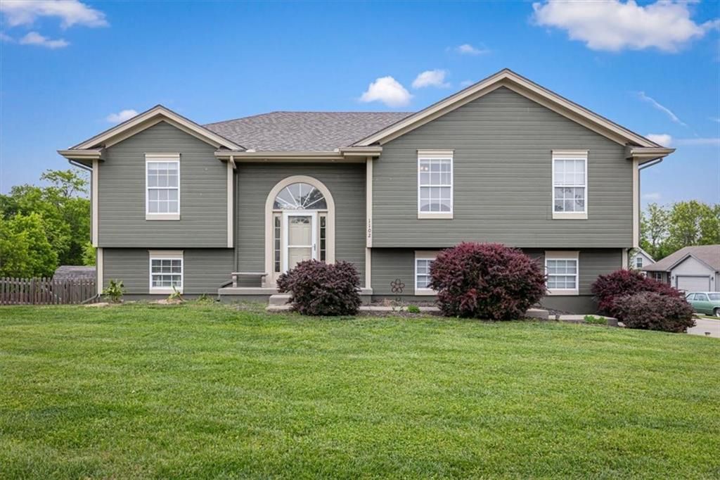 1102 E 18th Street, Kearney, MO 64060