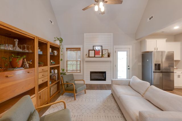 1116 Johnson St, Burns, TN 37029