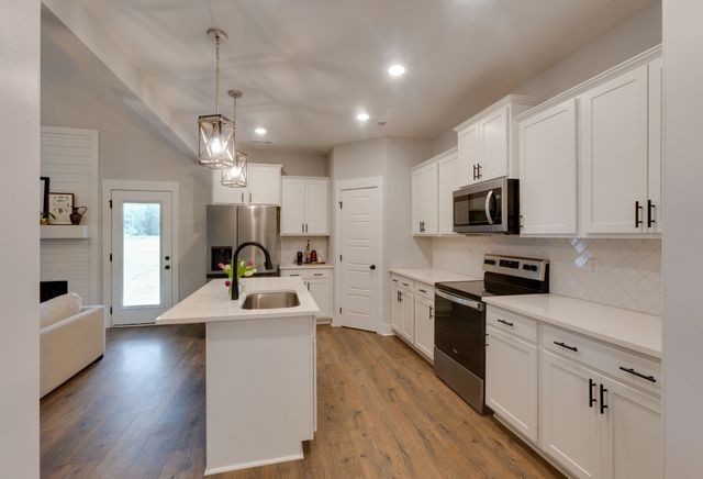 1116 Johnson St, Burns, TN 37029