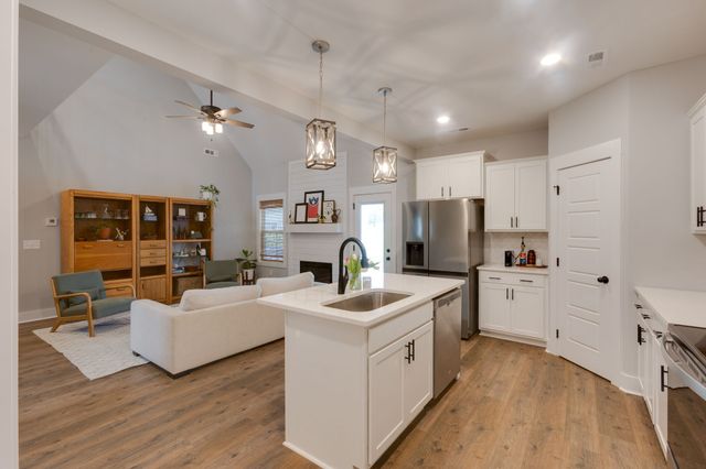1116 Johnson St, Burns, TN 37029