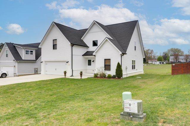 1116 Johnson St, Burns, TN 37029