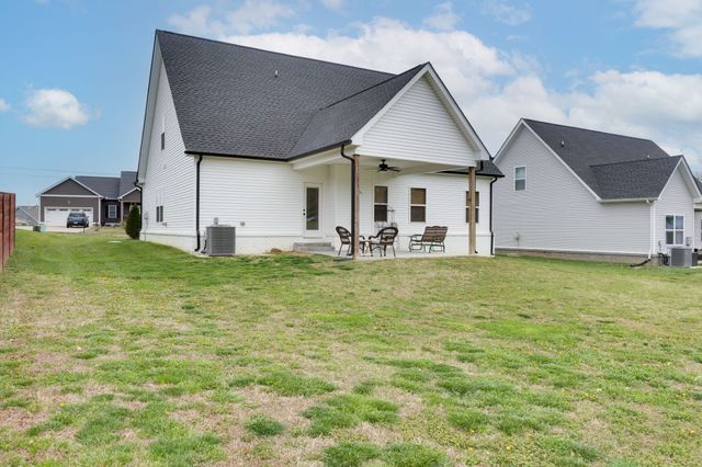 1116 Johnson St, Burns, TN 37029