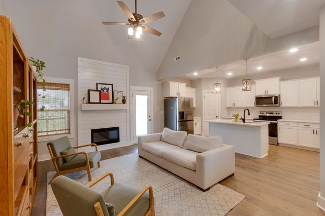 1116 Johnson St, Burns, TN 37029