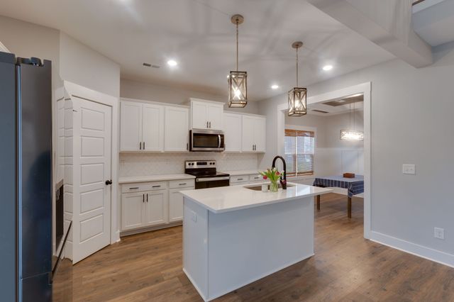 1116 Johnson St, Burns, TN 37029
