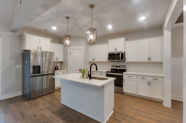 1116 Johnson St, Burns, TN 37029