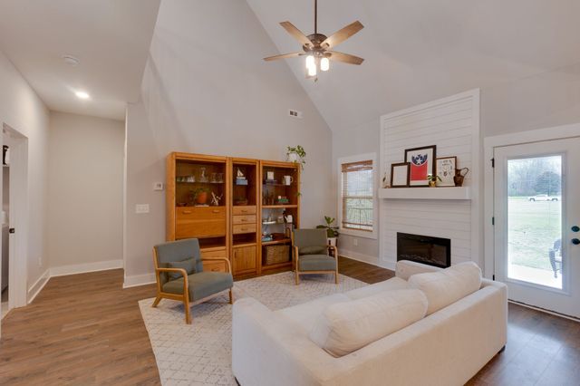 1116 Johnson St, Burns, TN 37029