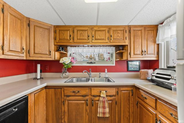 9260 E 430 S, Wolcottville, IN 46795