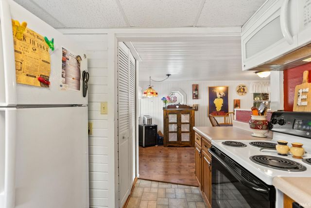9260 E 430 S, Wolcottville, IN 46795