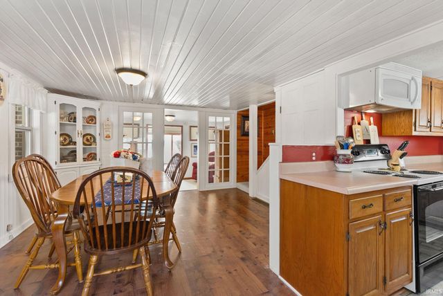 9260 E 430 S, Wolcottville, IN 46795