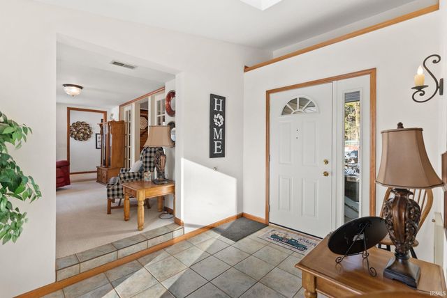 9260 E 430 S, Wolcottville, IN 46795