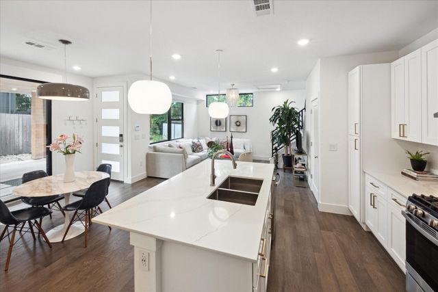 909 W Annie ST 2, Austin, TX 78704