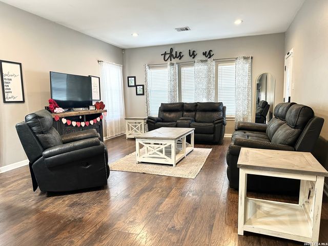 542 Sanches, Pleasanton, TX 78064