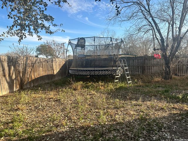 542 Sanches, Pleasanton, TX 78064