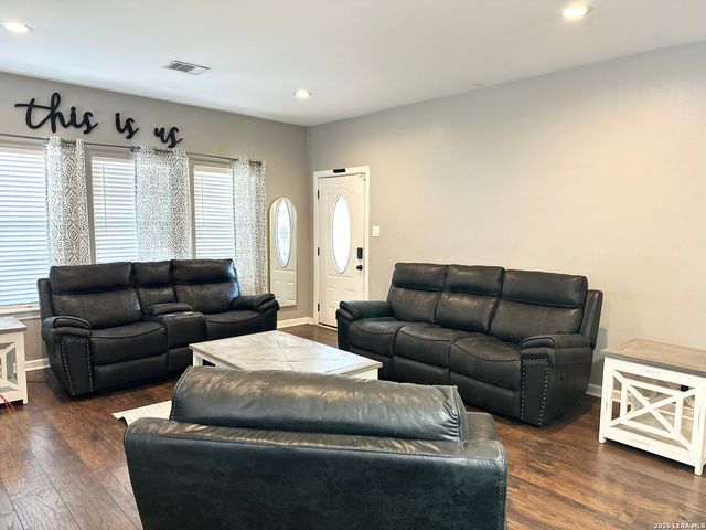 542 Sanches, Pleasanton, TX 78064