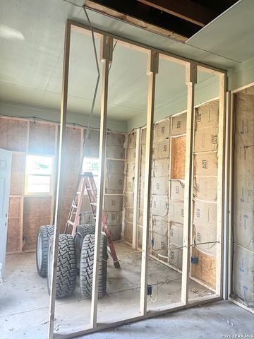 542 Sanches, Pleasanton, TX 78064