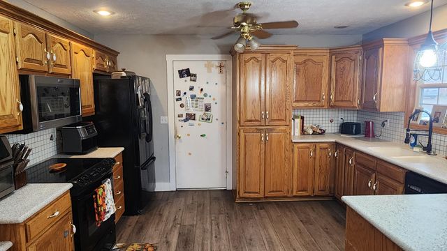 1019 E Daniels Street, Aurora, MO 65605