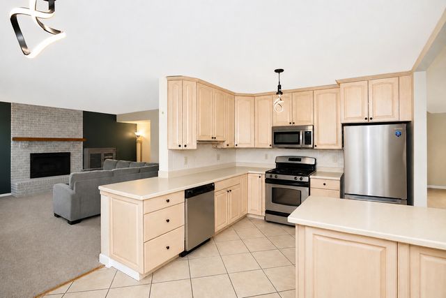 309 S Cross Trail, Mchenry, IL 60050
