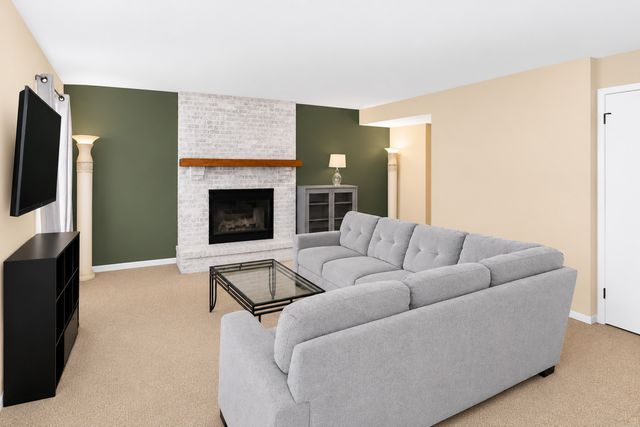 309 S Cross Trail, Mchenry, IL 60050