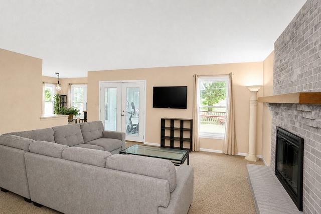 309 S Cross Trail, Mchenry, IL 60050