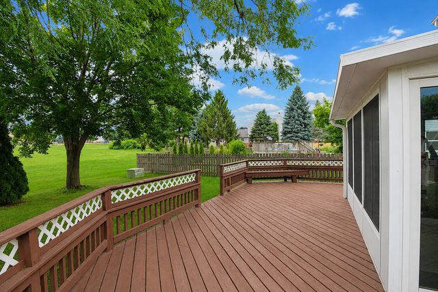 309 S Cross Trail, Mchenry, IL 60050