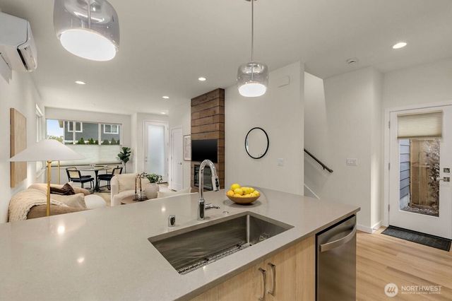 115 B N 105th Street, Seattle, WA 98133