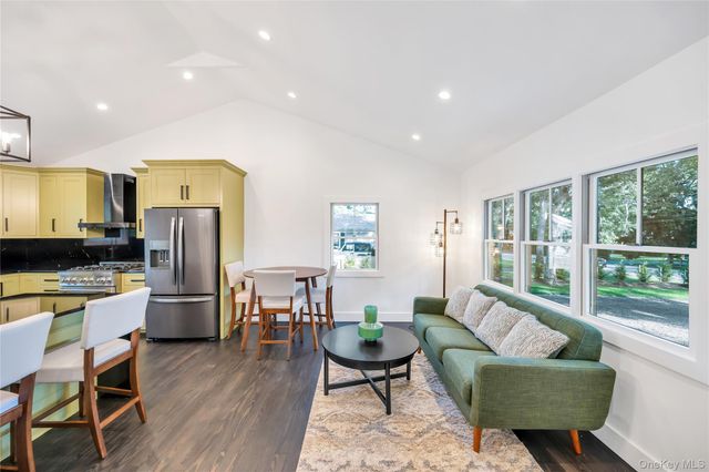 10 Shinnecock Lane, Hampton Bays, NY 11946