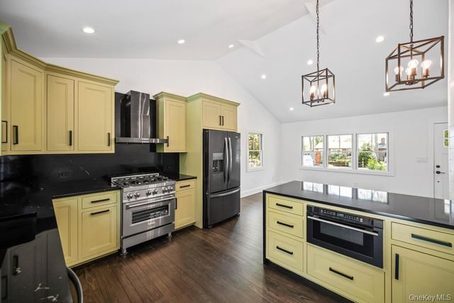 10 Shinnecock Lane, Hampton Bays, NY 11946