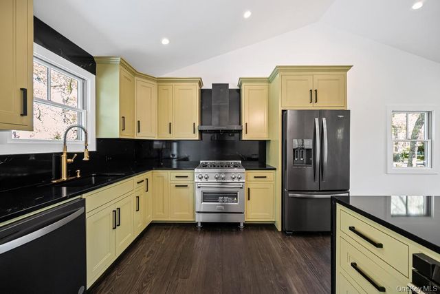 10 Shinnecock Lane, Hampton Bays, NY 11946