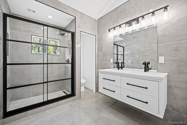 10 Shinnecock Lane, Hampton Bays, NY 11946