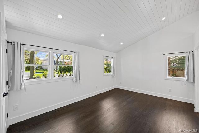 10 Shinnecock Lane, Hampton Bays, NY 11946