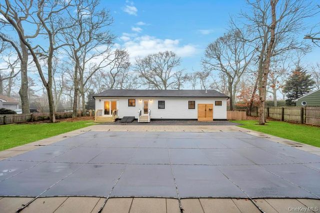 10 Shinnecock Lane, Hampton Bays, NY 11946