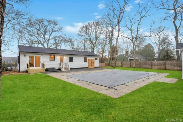 10 Shinnecock Lane, Hampton Bays, NY 11946