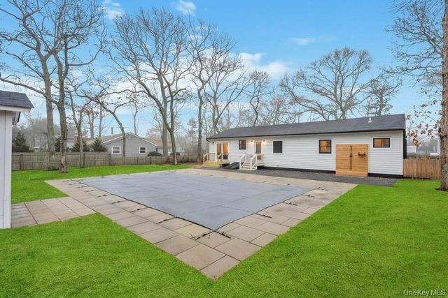 10 Shinnecock Lane, Hampton Bays, NY 11946