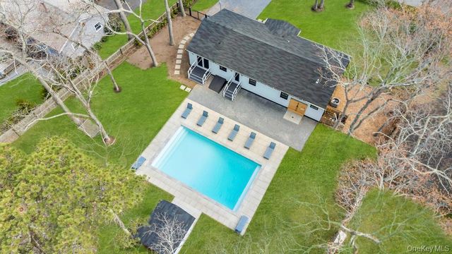 10 Shinnecock Lane, Hampton Bays, NY 11946