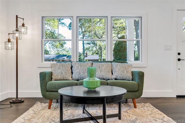 10 Shinnecock Lane, Hampton Bays, NY 11946