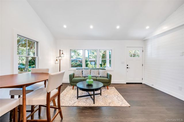 10 Shinnecock Lane, Hampton Bays, NY 11946