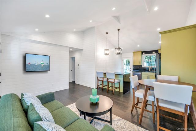 10 Shinnecock Lane, Hampton Bays, NY 11946