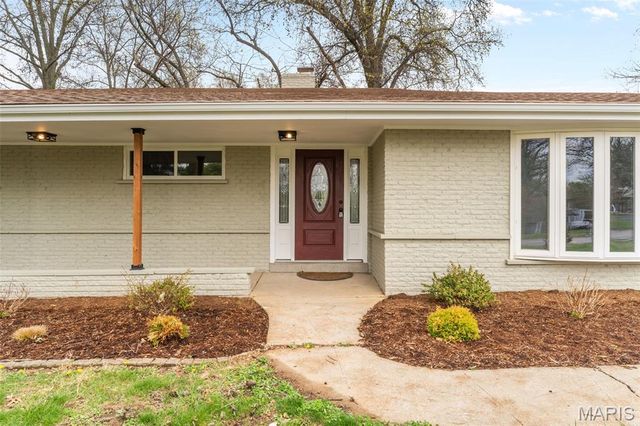 26 Castle Drive, Florissant, MO 63034