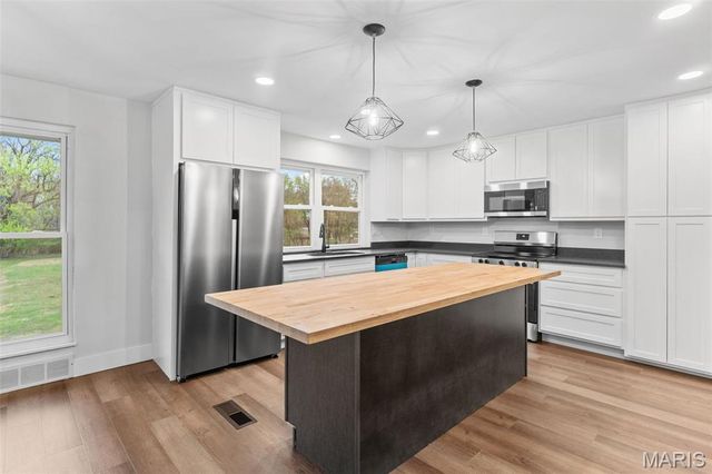 26 Castle Drive, Florissant, MO 63034