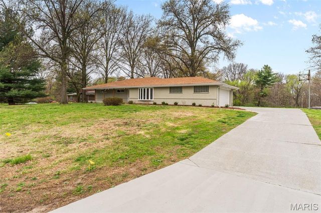 26 Castle Drive, Florissant, MO 63034