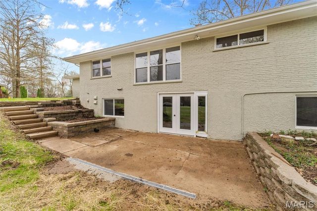 26 Castle Drive, Florissant, MO 63034